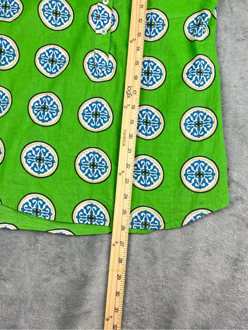 Tizzie Dizzy Lizzie Shirt Womens XS Green Medallion Henley Popover Roll Tab - Picture 13 of 13